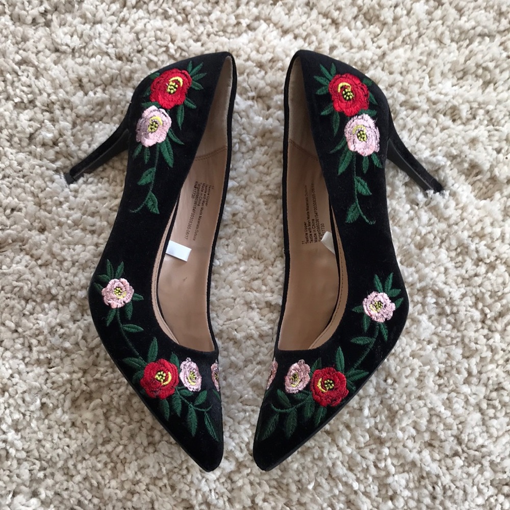 Embroidered black heels, sz 11